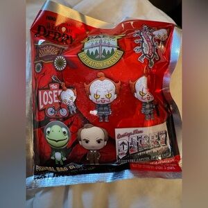 Funko Derry Horror Kids Mystery Mini - Red Packaging